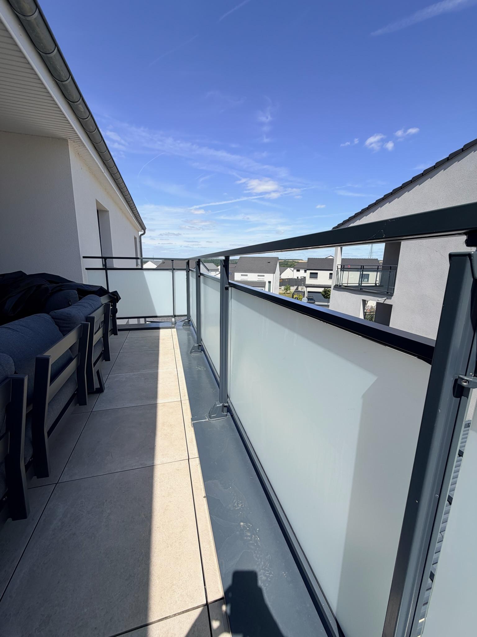 Pose d’un film dépoli sur un garde-corps de balcon Pour protéger ce balcon des regards extérieurs, ReStyle a installé un film dépoli sur les vitrages du garde-corps. Cette solution préserve la luminosité naturelle tout en créant davantage d’intimité pour profiter pleinement de l’espace extérieur. La pose du film permet de moderniser et d’uniformiser le balcon sans remplacer les vitrages existants. Une transformation rapide, propre et durable, réalisée sur mesure par ReStyle en Moselle et dans toute la région Grand Est, ainsi qu’au Luxembourg et en Belgique. Vous souhaitez préserver votre intimité sur un balcon, une terrasse ou derrière une baie vitrée ? Demandez votre étude de projet gratuite.