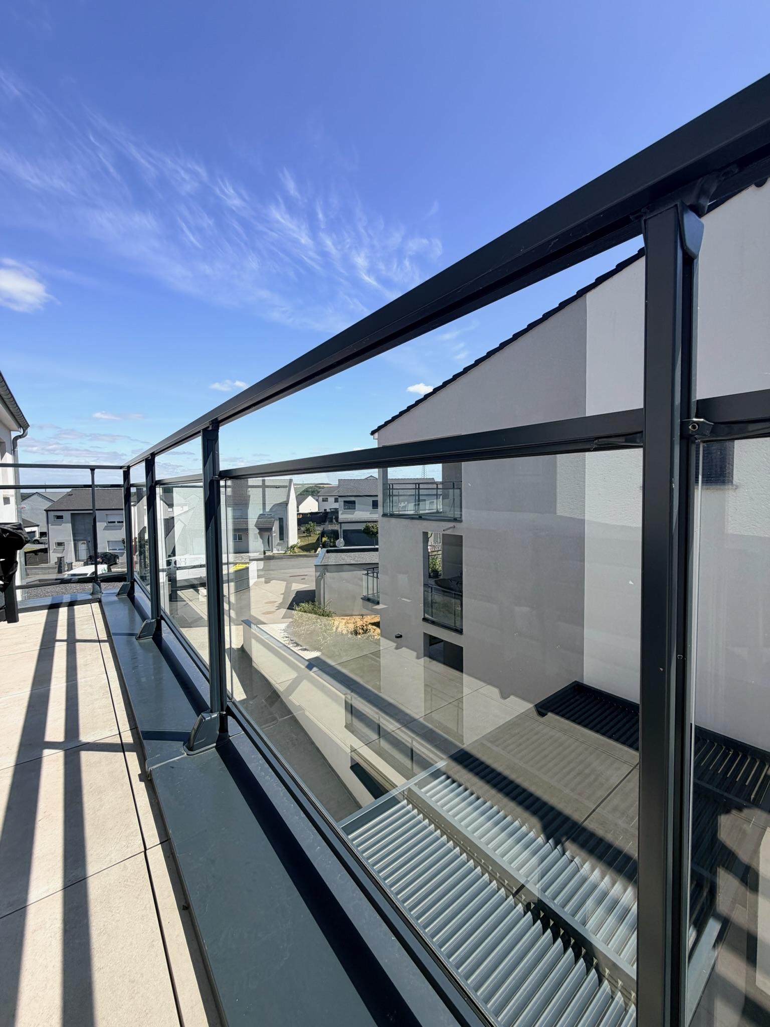 Pose d’un film dépoli sur un garde-corps de balcon Pour protéger ce balcon des regards extérieurs, ReStyle a installé un film dépoli sur les vitrages du garde-corps. Cette solution préserve la luminosité naturelle tout en créant davantage d’intimité pour profiter pleinement de l’espace extérieur. La pose du film permet de moderniser et d’uniformiser le balcon sans remplacer les vitrages existants. Une transformation rapide, propre et durable, réalisée sur mesure par ReStyle en Moselle et dans toute la région Grand Est, ainsi qu’au Luxembourg et en Belgique. Vous souhaitez préserver votre intimité sur un balcon, une terrasse ou derrière une baie vitrée ? Demandez votre étude de projet gratuite.